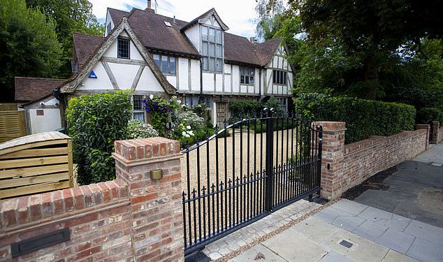 Liam Gallagher započinje obnove u svom londonskom dvorcu jer oaza zvijezda govedu sigurnost u kući u iznosu od 4 milijuna funti