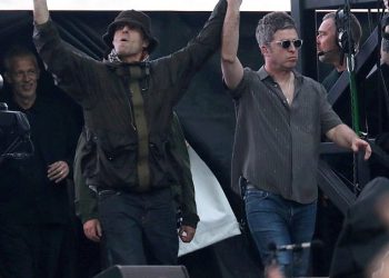 Liam i Noel Gallagher odaju emocionalnu počast Ozzyju Osbourneu na Oasis Gig na Wembleyju dok posvećuju rock ‘n’ roll zvijezdu princu tame nakon njegove smrti