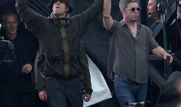 Liam i Noel Gallagher odaju emocionalnu počast Ozzyju Osbourneu na Oasis Gig na Wembleyju dok posvećuju rock ‘n’ roll zvijezdu princu tame nakon njegove smrti