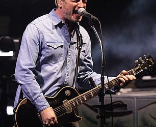 Liam i Noel Gallagher stižu na pozornicu držeći se za ruke dok započinju noć dva turneje za povratak u povijesti – 16 godina nakon dramatičnog razdvajanja Oasisa