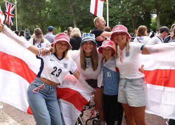 Lionesses da proslave Triumph eura s povorkom pobjede u Londonu na otvorenom autobusu, jer su tisuće očekivanih za ulice: Ažuriranja uživo