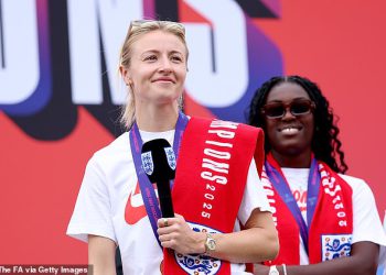 Lionses kapetan Leah Williamson šalje emocionalnu izjavu o devet riječi navijačima dok ona postaje euro 2025 Victory Parada