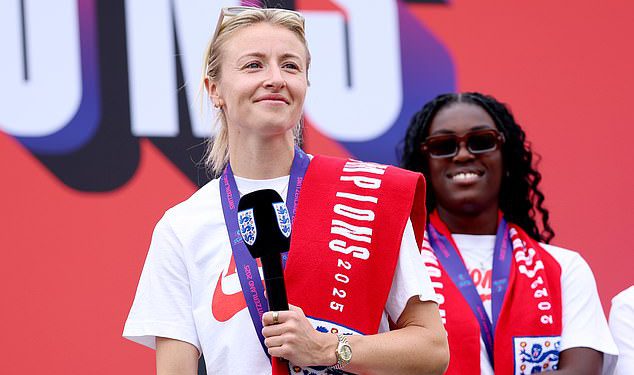 Lionses kapetan Leah Williamson šalje emocionalnu izjavu o devet riječi navijačima dok ona postaje euro 2025 Victory Parada