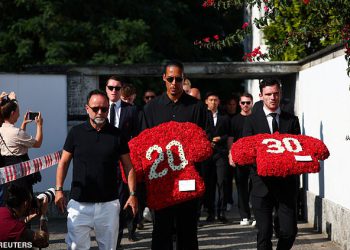 Liverpool momčad pljeskali su gužve dok su Virgil van Dijk i Andrew Robertson stigli na sprovod Diogo Jota s vijencima kako bi platili poštovanje nakon tragične smrti suigrača