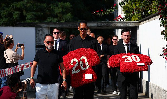 Liverpool momčad pljeskali su gužve dok su Virgil van Dijk i Andrew Robertson stigli na sprovod Diogo Jota s vijencima kako bi platili poštovanje nakon tragične smrti suigrača