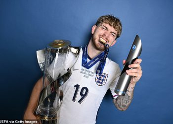 Liverpoolov Harvey Elliott zahtijeva otkrio kao Club Premier lige Target England Under 21 Hero – i njegov suigrač u Anfieldu
