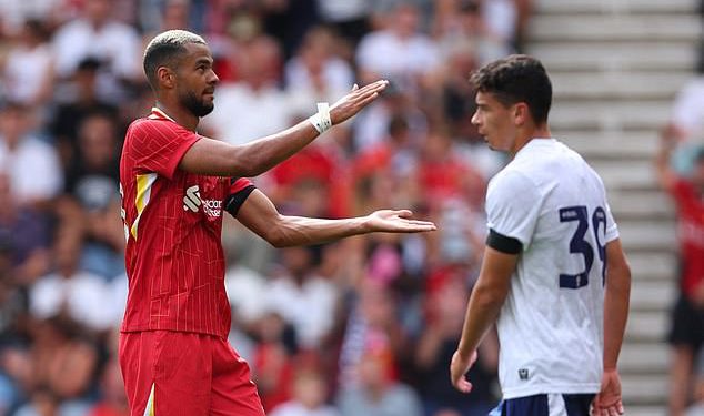 Liverpoolove zvijezde natapaju se u počast obožavatelja Diogo Jota na Final Whistleu, dok Redsi Arne Slot -a pobijedi u prvoj utakmici od tragedije automobila, a Darwin Nunez i Cody Gakpo kopiraju proslave pokojne zvijezde