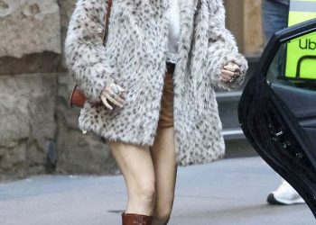 Lleyton i Bec Hewittova kći Mia izgleda svaki centimetar rocker u leopardovom otiscu od faux krznenog kaputa dok stiže na svirku u Sydney