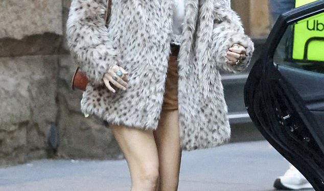 Lleyton i Bec Hewittova kći Mia izgleda svaki centimetar rocker u leopardovom otiscu od faux krznenog kaputa dok stiže na svirku u Sydney