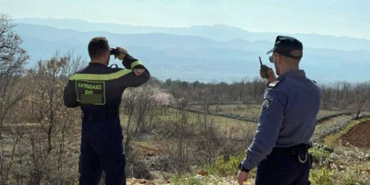Luda ideja nakon izlaska u Dalmaciji! 18-godišnjak zapalio odjeću u šumi, požar skoro izmaknuo kontroli