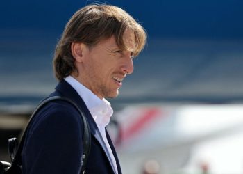 Luka Modrić vratio se u Zadar nakon potpisa ugovora s Milanom. Stigao je privatnim avionom, dočekali su ga otac Stipe i majka Radojka