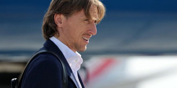 Luka Modrić vratio se u Zadar nakon potpisa ugovora s Milanom. Stigao je privatnim avionom, dočekali su ga otac Stipe i majka Radojka