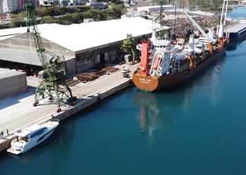 Usred nevremena, dizalica u splitskoj Sjevernoj luci pala u more