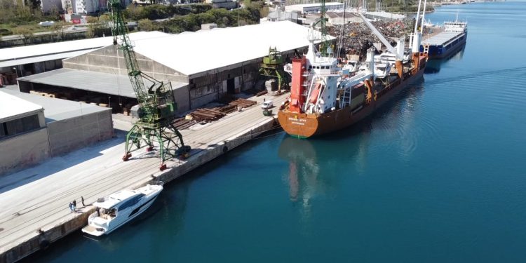 Usred nevremena, dizalica u splitskoj Sjevernoj luci pala u more