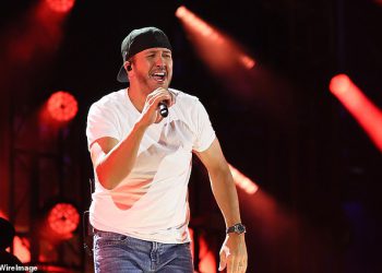 Luke Bryan razbija tišinu nakon što je udario u lice tijekom šokiranja koncerta