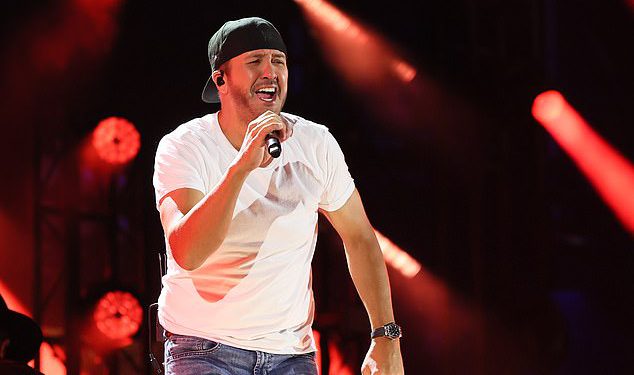 Luke Bryan razbija tišinu nakon što je udario u lice tijekom šokiranja koncerta