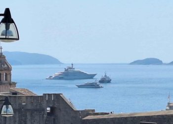 Luksuz nadomak Grada: Impozantna jahta ‘Opera’ se smjestila kraj Lokruma