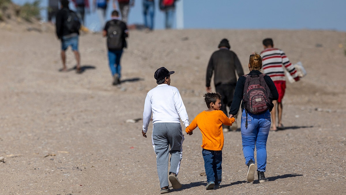 Migranti koji hodaju u pustinji