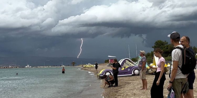 Ma, je li moguće?! Ljudi se kupaju usred grmljavine i ugrožavaju živote
