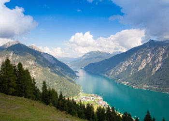 Majčina užas dok njezina novorođena beba spušta 160ft niz planinu u kolica