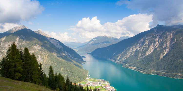 Majčina užas dok njezina novorođena beba spušta 160ft niz planinu u kolica