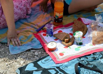 Majka s djecom donijela ručak na plažu pa je napali: ‘Ako nemaš novca, ne idi na more. Jadna djeca’; mnogi je branili