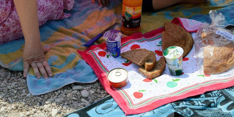 Majka s djecom donijela ručak na plažu pa je napali: ‘Ako nemaš novca, ne idi na more. Jadna djeca’; mnogi je branili