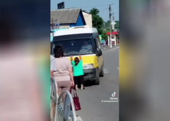 Majka umire pokušavajući spasiti sina od nacrta časnika u Ukrajini – Mediji (video) – RT Rusija i bivši Sovjetski Savez