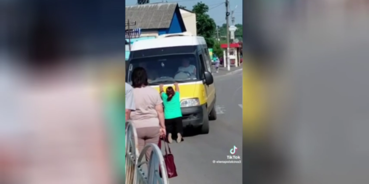 Majka umire pokušavajući spasiti sina od nacrta časnika u Ukrajini – Mediji (video) – RT Rusija i bivši Sovjetski Savez