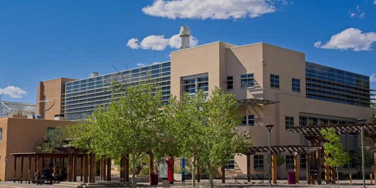 Manhunt u tijeku nakon pucanja Sveučilišta u Novom Meksiku ostavlja jedan mrtvi, jedan ozlijeđen