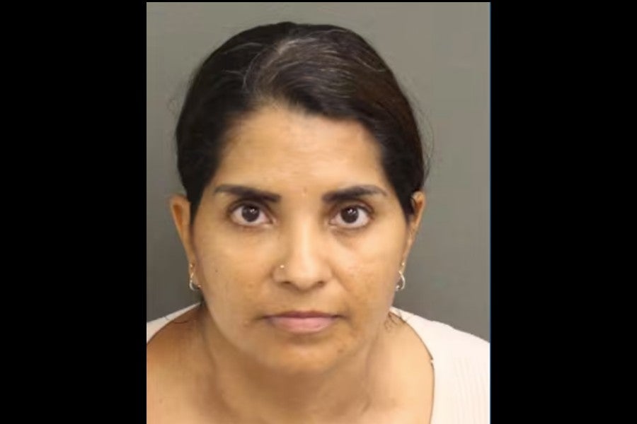 Martha Zapata-Echeverri uhićena je pod optužbom za zlostavljanje djece nakon što se upustila u borbu s tinejdžerom dok se gužve okupljaju u Disney Worldu, kažu policajci.