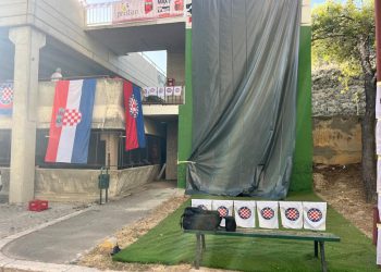 Masa svita se okupila na Merojaku. Čeka se otvorenje murala u čast Blažu Sliškoviću Baki