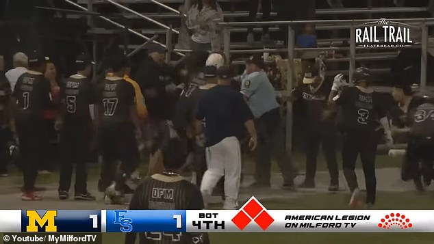 Massachusetts Youth Baseball igra spušta se u kaos dok igrači svađaju s navijačima na terenu