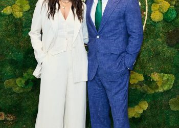 Matthew McConaughey prereže lik Dapper u plavom odijelu dok uživa u Danu sa svojim Camila Alvesom u Wimbledonovom ženskom singlu finala