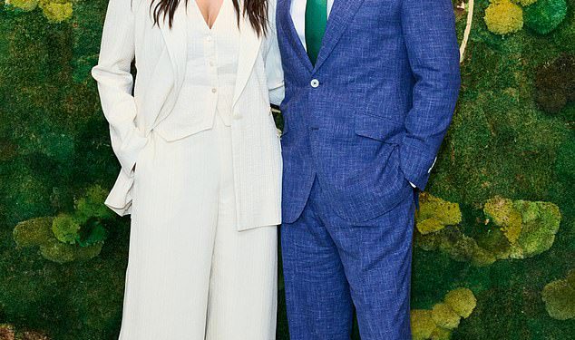 Matthew McConaughey prereže lik Dapper u plavom odijelu dok uživa u Danu sa svojim Camila Alvesom u Wimbledonovom ženskom singlu finala