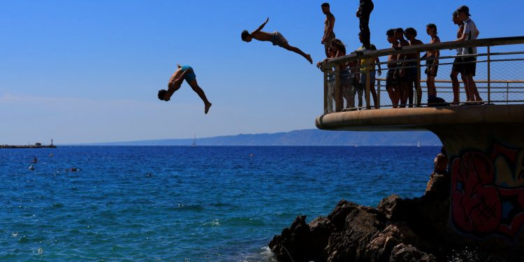 Mediteranski morski hitovi rekordni 30C jer europski morski toplinski val dovodi vrste u rizik