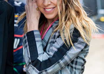 Mel C čini iznenađenje na Wet and Windy Silverstone u prvom izlasku jer je nestala vjenčanje Mel B -a – ali nema Geri Halliwell dok se Spice Girl pridružuje Holly i Gordonu Ramsayu na Britanskoj Grand Prixu