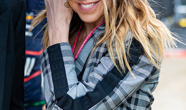 Mel C čini iznenađenje na Wet and Windy Silverstone u prvom izlasku jer je nestala vjenčanje Mel B -a – ali nema Geri Halliwell dok se Spice Girl pridružuje Holly i Gordonu Ramsayu na Britanskoj Grand Prixu