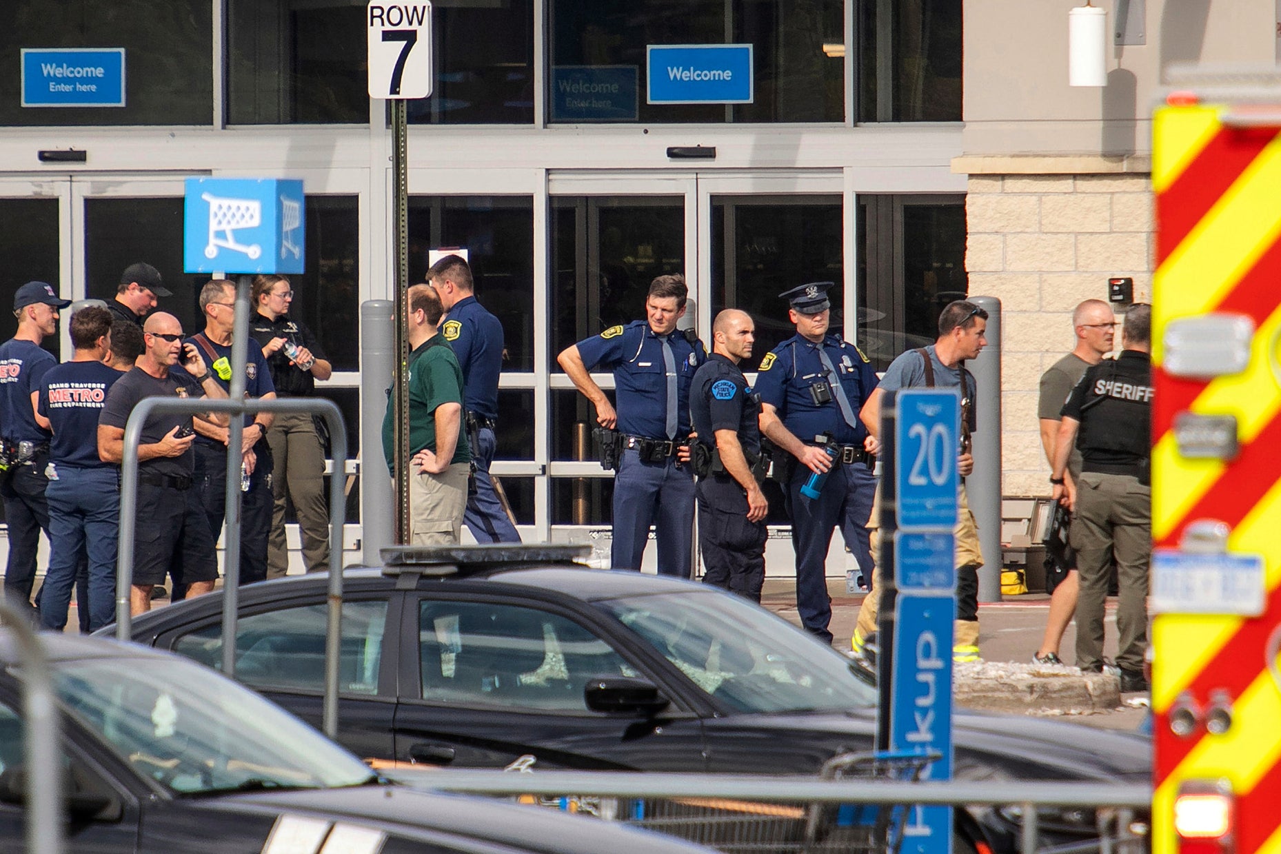 Državna policija Michigan -a priopćila je kako lokalni šerifov ured dalje istražuje i da su detalji o identitetu i motivaciji osumnjičenog ograničeni ograničeni