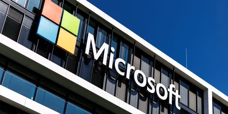 Microsoft u središtu kontroverzi: Nakon masovnih otpuštanja traži vize za tisuće stranih radnika