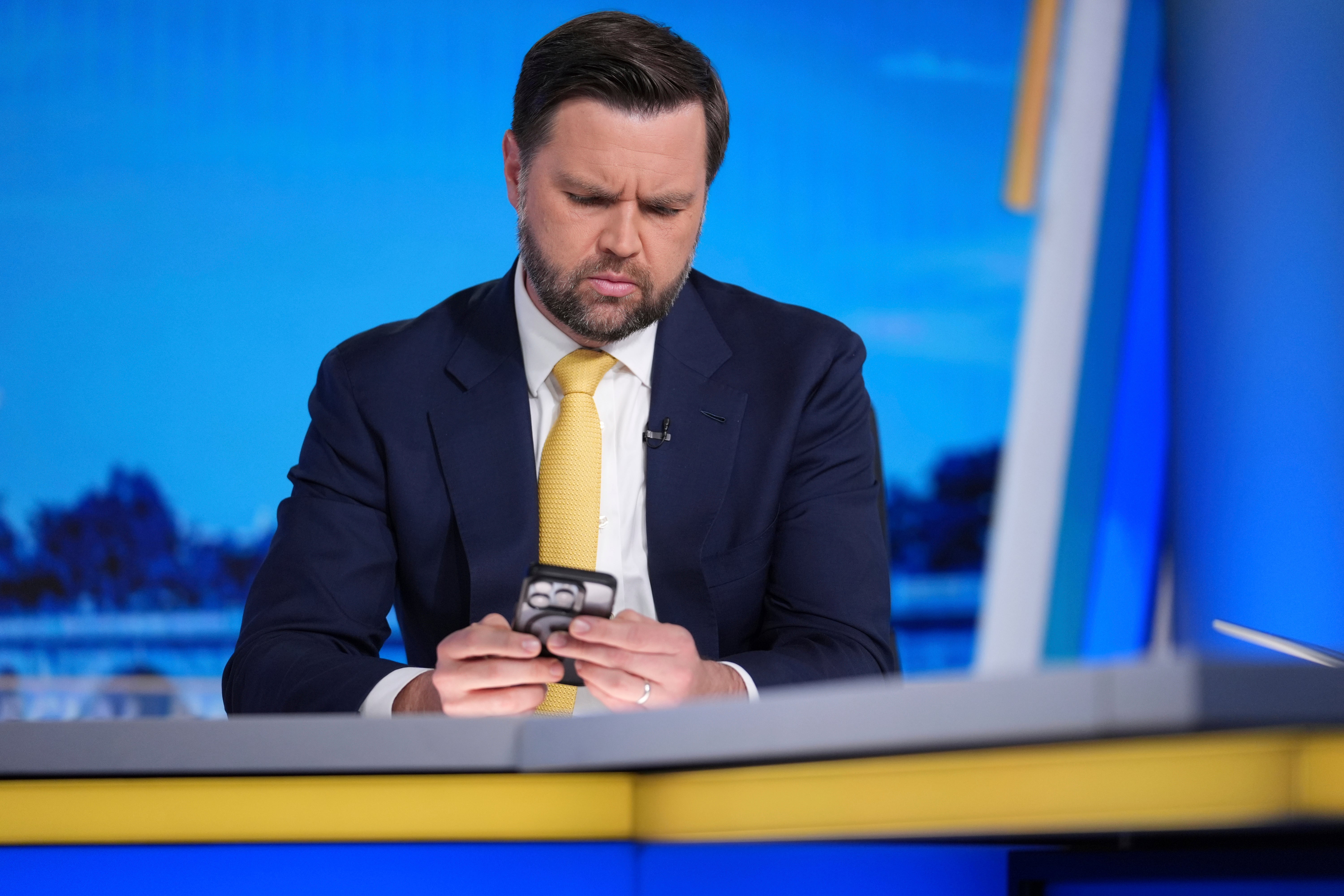 Na X i u medijskim nastupima JD Vance je sretno potaknuo nagađanja o vladinom prikrivanju zločina i suradnika Jeffreyja Epsteina