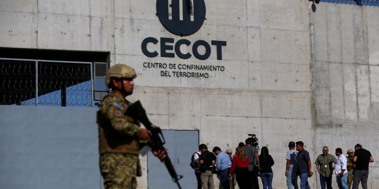 Migrant deportiran u zloglasni zatvor El Salvador zahtijeva 1,3 milijuna dolara od Trumpove administracije nakon divljačkih premlaćivanja, gnusnih uvjeta i 24-satnog zatvora