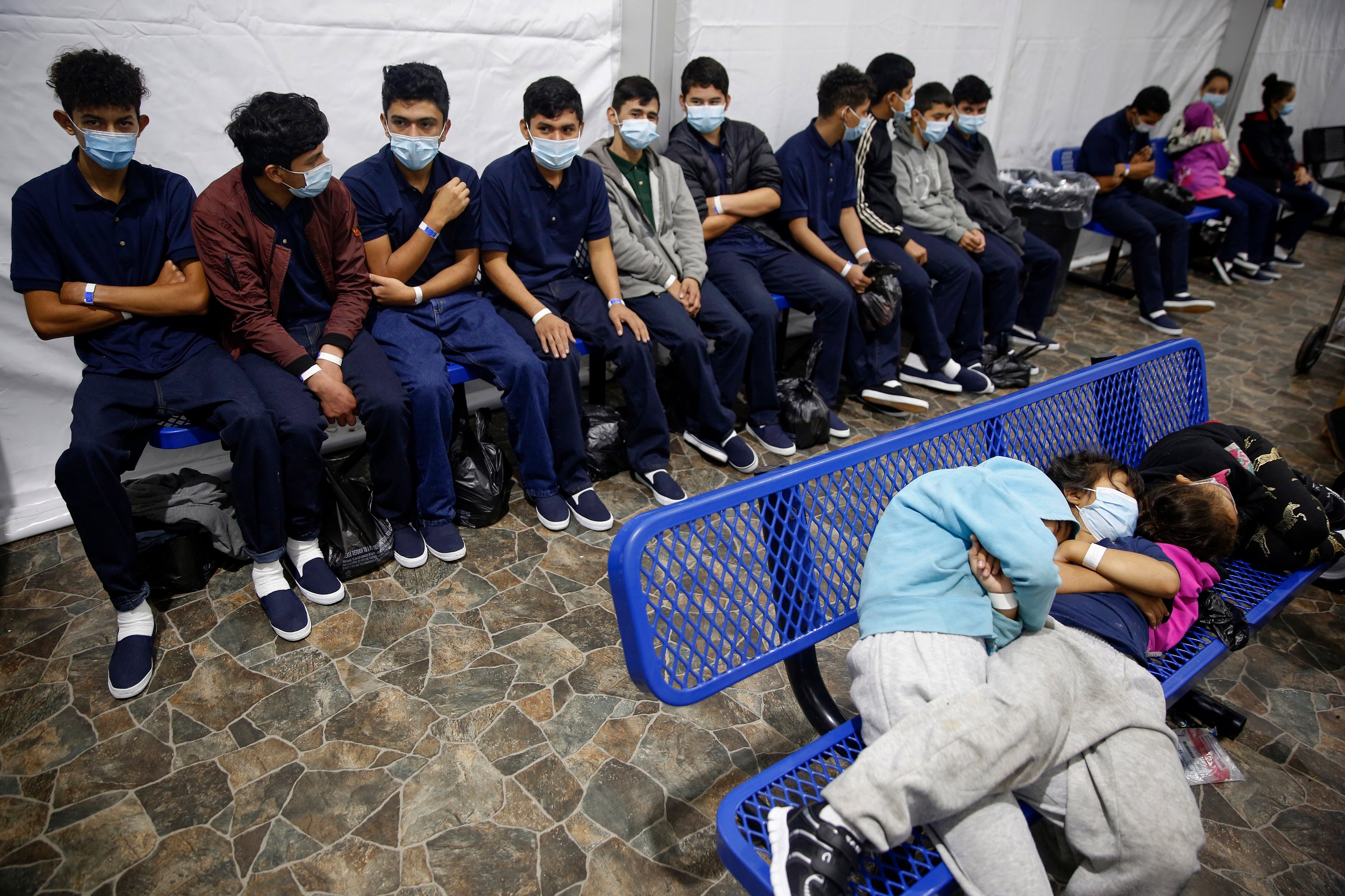 Ova fotografija 2021. godine, za vrijeme uprave Biden, prikazuje mlade migrante bez pratnje koji čekaju u prerađivačkoj stanici unutar američkog postrojenja za zaštitu od carine i granice u Teksasu.