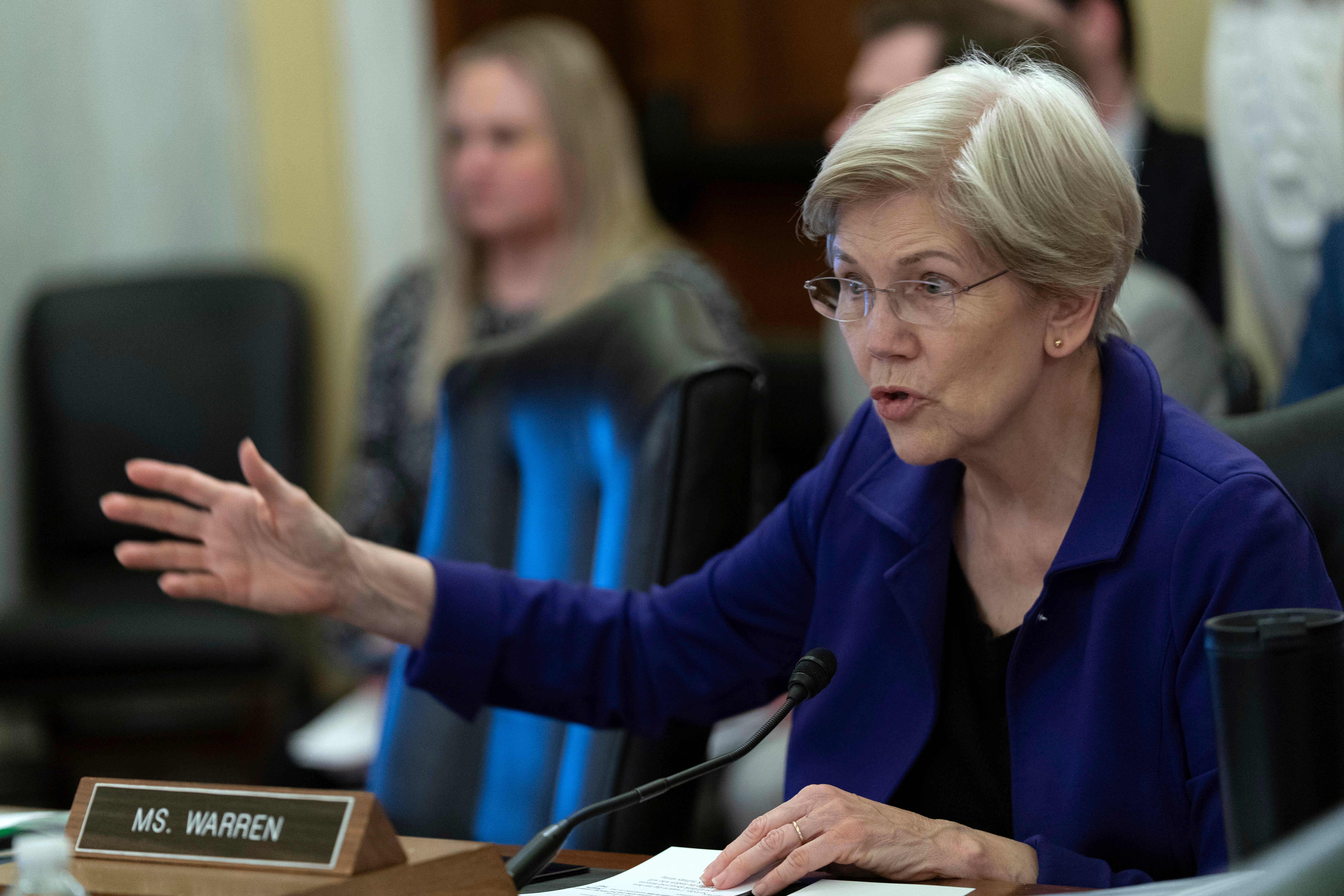 Senatorica Elizabeth Warren (D-MA) upozorila je da bi Donald Trump mogao upotrijebiti Federalne rezerve koji su nadmašili proračun za otpuštanje Jeromea Powella.