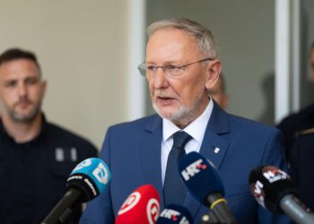 Ministar Božinović na Skradinskom buku: ‘Dosad nijedan strani policijac nije upotrijebio oružje’