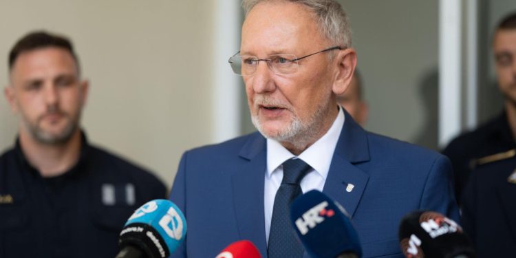 Ministar Božinović na Skradinskom buku: ‘Dosad nijedan strani policijac nije upotrijebio oružje’