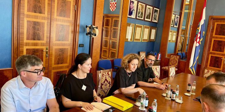 Ministrica Obuljen Koržinek s gradskim i županijskim čelnicima: Najavljena ulaganja u kulturnu infrastrukturu i zaštitu baštine