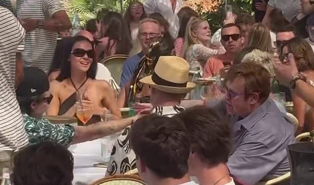 Mirovni sporazum o Beckhamu? Elton John djeluje kao posrednik u obiteljskoj svađi u Brooklynu dok se ruši svojim kumom nakon što je “rekao svoj komad” na kaznu dok je prema njemu i njegovoj supruzi Nicola Peltz obradovao namotan ručak u St Tropezu