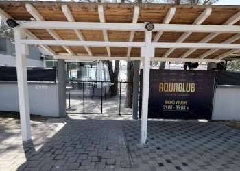 Mlađa ženska osoba pogođena bocom u noćnom klubu u Biogradu: policija utvrđuje što se dogodilo…