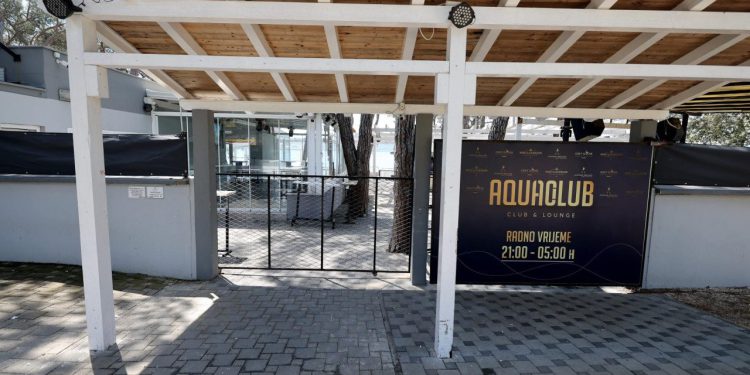 Mlađa ženska osoba pogođena bocom u noćnom klubu u Biogradu: policija utvrđuje što se dogodilo…